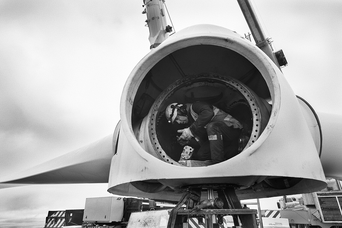 Operarios trabajando en labores de desmantelamiento del rotor de uno de los molinos de viento del Parque Eólico de Aldeavieja.