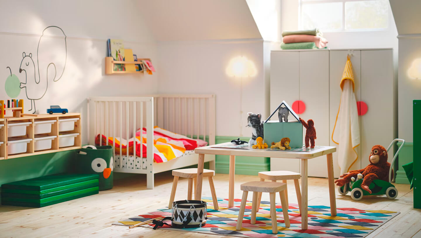 Un dormitorio infantil compartido de estilo escandinavo diseñado para la diversión y el descanso.