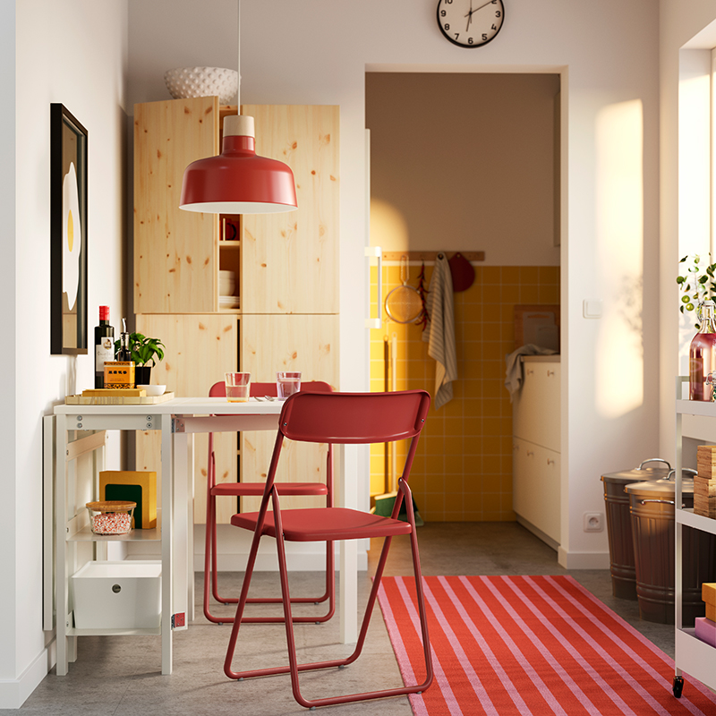 Estantería con mesa plegable BILLY.