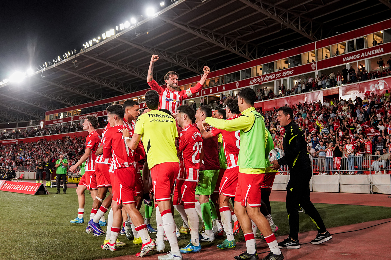 Celebración colectiva de la UD Almería, consciente de lo que hay en juego en este tramo decisivo de la temporada - Foto: LALIGA