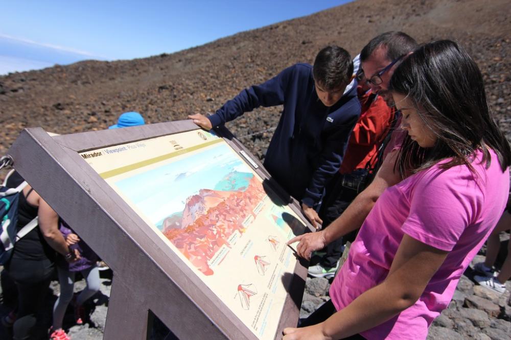 Familias visitando el Teide
